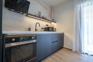Fridge, microwave, oven, coffee/tea maker