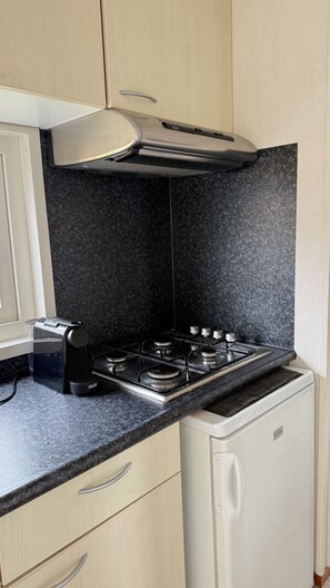 Kühlschrank, Wasserkocher mit Kaffee-/Teezubehör