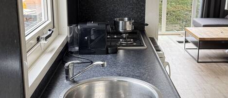 Kühlschrank, Wasserkocher mit Kaffee-/Teezubehör