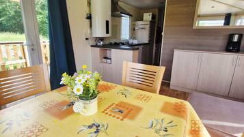 Cocina compacta con estufa, microondas y refrigerador.