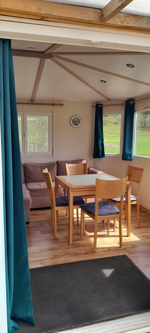 Dining - Vrbo Property (Ramonchamp)