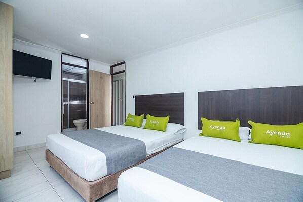 Quadruple Room | Free WiFi, bed sheets - Hotel Olimpa (Pereira)