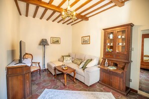 Apartment, 2 Schlafzimmer | Wohnzimmer | Bücher