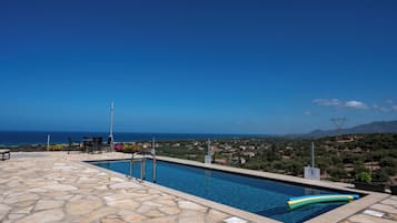 Cozy Double Studio with Sea view | Piscina | Una piscina al aire libre de temporada