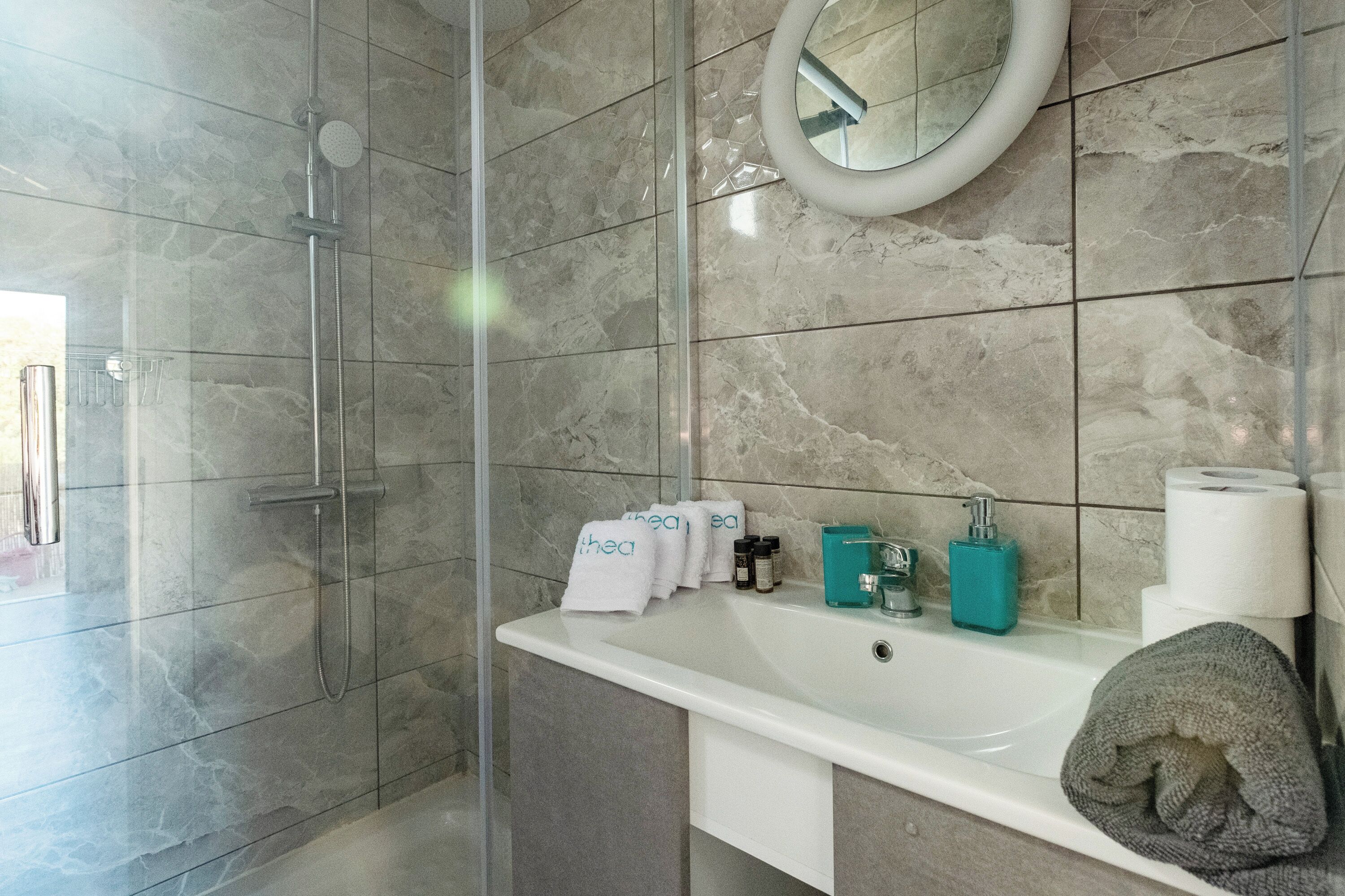 Two Bedroom Apartment with Sea view | Baño | Ducha, artículos de higiene personal gratuitos y secador de pelo