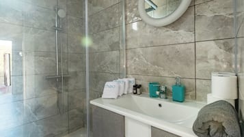 Two Bedroom Apartment with Sea view | Baño | Ducha, artículos de higiene personal gratuitos y secador de pelo