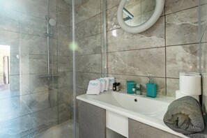Two Bedroom Apartment with Sea view | Bad | Dusj, toalettartikler (inkludert), hårføner og håndklær
