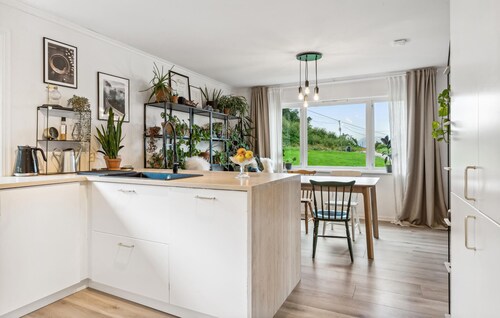 Awesome apartment in Strandebarm