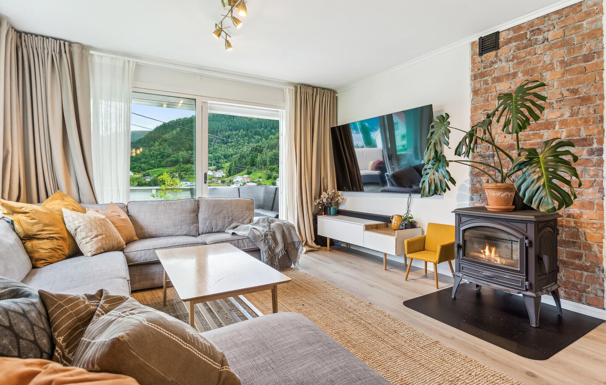 Smart TV, fireplace