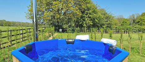 Bañera de hidromasaje al aire libre