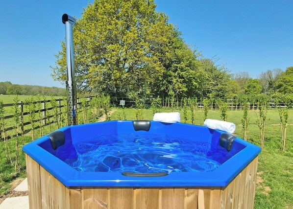Outdoor spa tub - 2 bedroom accommodation in Alresford (Alresford)