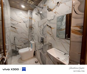 Comfort Room | Bathroom | Shower, free toiletries, towels, soap - SHIV DHAM PALACE (VARANASI)