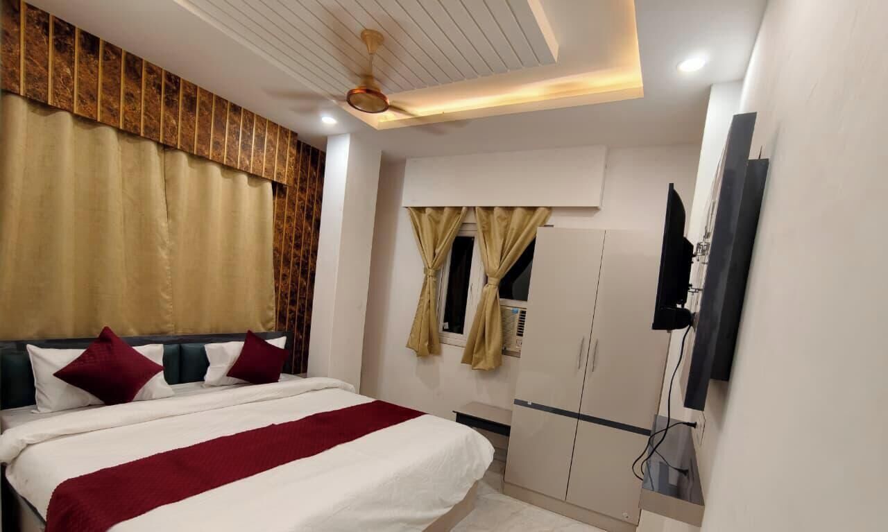Desk, blackout curtains, free WiFi