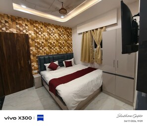 Desk, blackout drapes, free WiFi - SHIV DHAM PALACE (VARANASI)