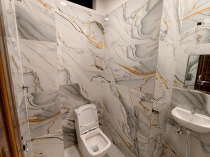 Shower, free toiletries, towels, soap - SHIV DHAM PALACE (VARANASI)