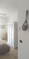 Habitación Deluxe con 1 cama doble o 2 individuales, vistas al mar | Caja fuerte, cortinas opacas, sistema de insonorización