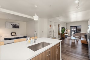 Un appartement moderne comprenant une cuisine, un coin repas et un salon.