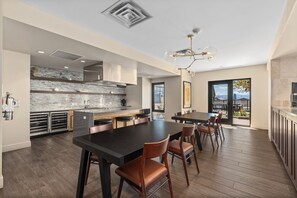 Dining - Cozy 1-bedroom apartment with AC in serene Denver (Denver)