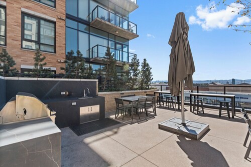 🌆✨ InScape: Cherry Creek Private Suite 🌌
♨️ Hot Tub ✦ Heated Pool✦Gym✦2 King Beds
