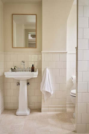 Quarto casal luxo | Banheiro | Chuveiro, secador de cabelo, toalhas de banho, sabonete