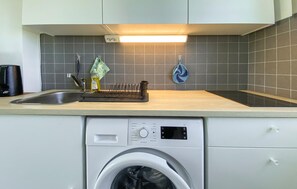Refrigerador, microondas, parrilla de estufa y cafetera y tetera 