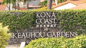 Een bordje voor Kona Coast Resort in Keauhou Gardens.