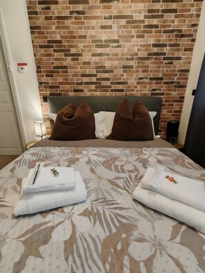 Iron/ironing board, Internet, bed sheets