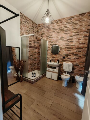 1)Room with private bathroom, 8 minutes from Milan Malpensa Airport.