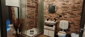 1)Room with private bathroom, 8 minutes from Milan Malpensa Airport.