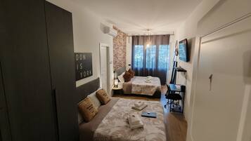 Iron/ironing board, internet, bed sheets
