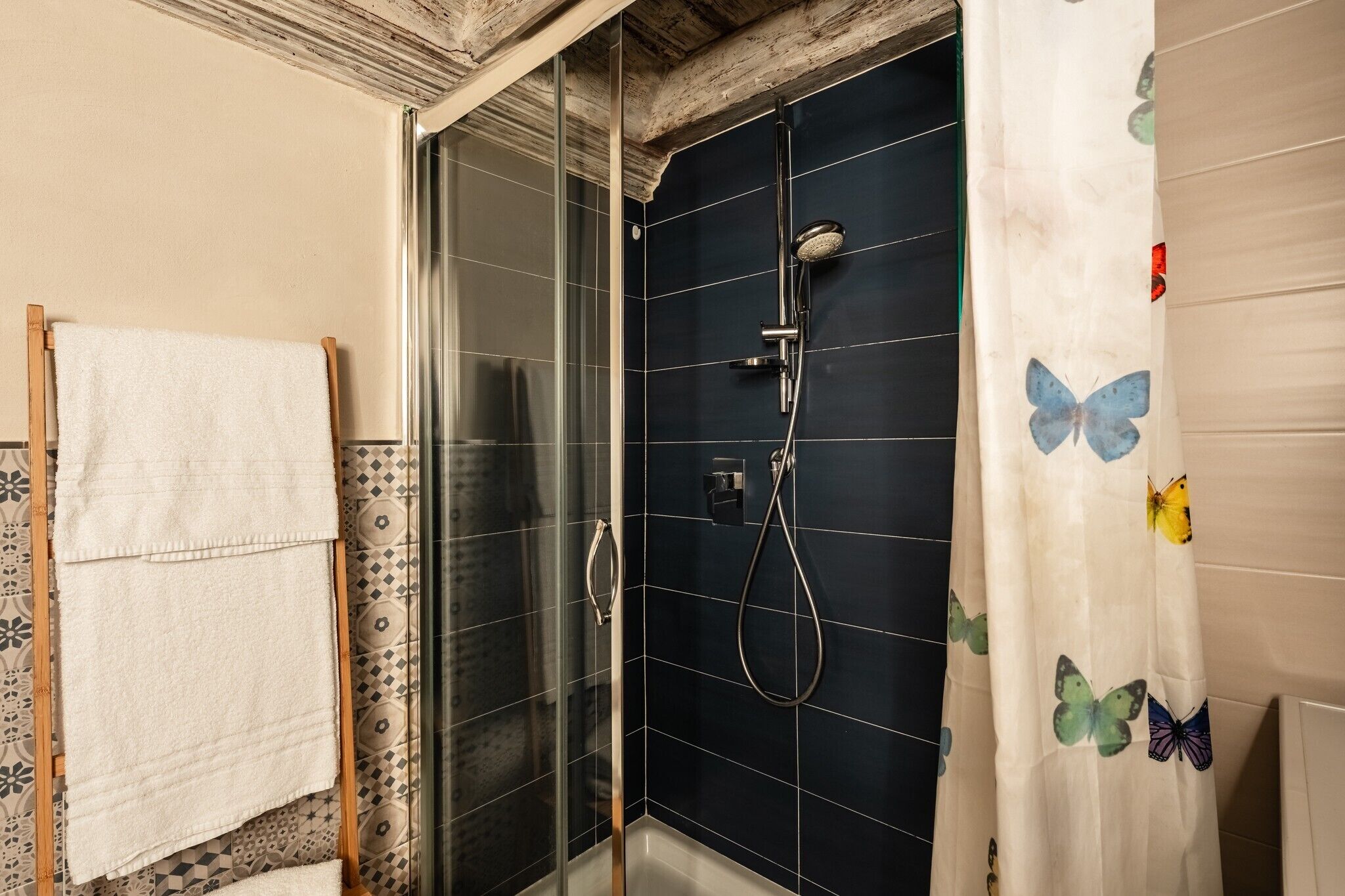 Douche, sèche-cheveux, serviettes fournies