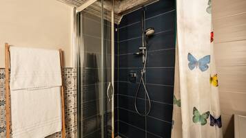 Douche, sèche-cheveux, serviettes fournies