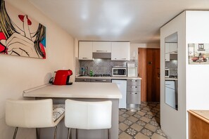 Réfrigérateur, micro-ondes, plaque de cuisson, lave-vaisselle