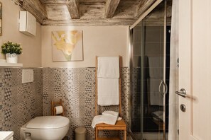 Shower, hair dryer, towels - Sogno Apartment Lucca – Bright Loft in Historic Center, Sleeps 4 (Lucca)