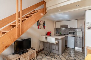 Frigorífic, microones, placa de cuina i rentaplats 