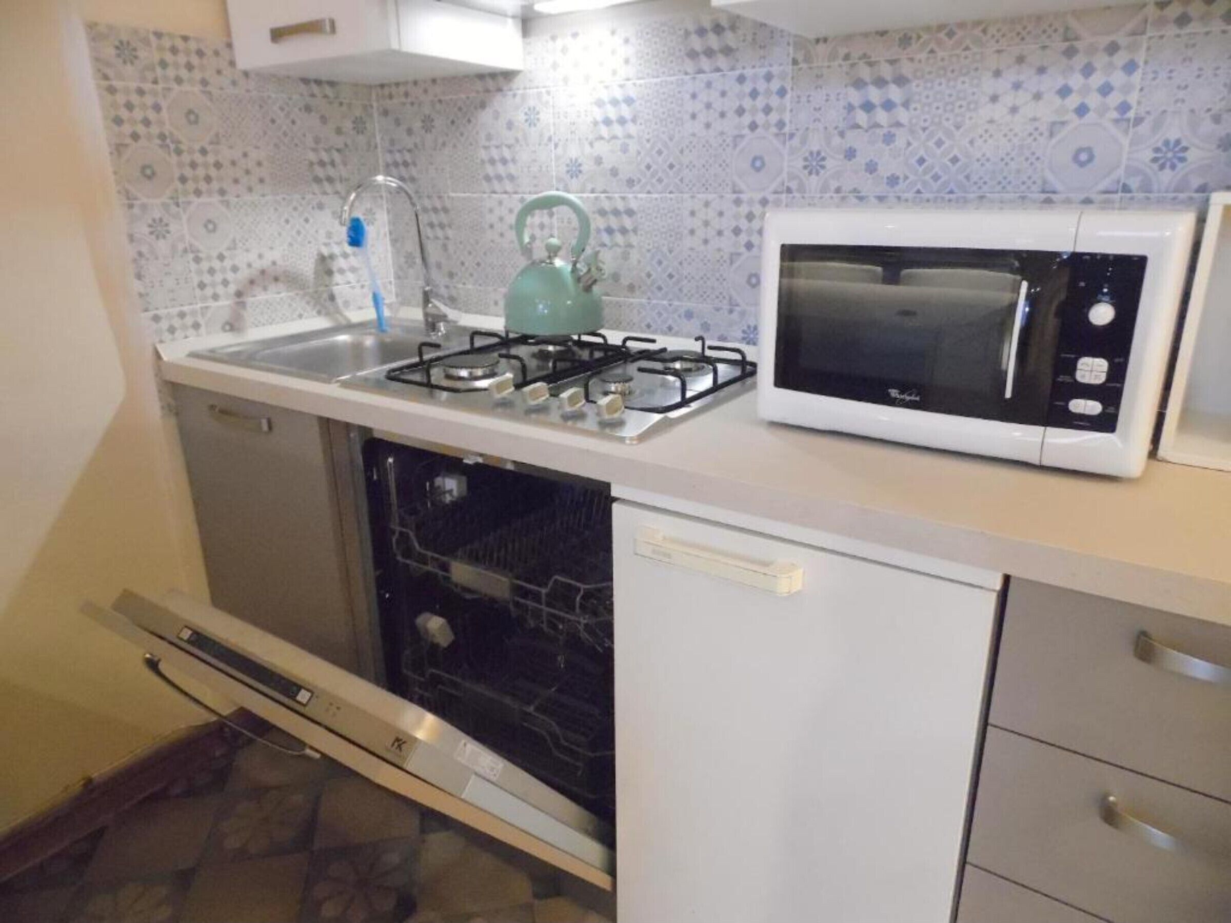 Réfrigérateur, micro-ondes, plaque de cuisson, lave-vaisselle