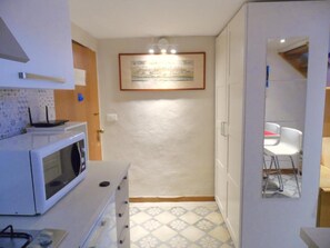 Geladeira, micro-ondas, cooktop, lava-louças