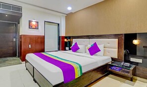 Chambre Luxe, balcon, vue ville | Coffres-forts dans les chambres, bureau