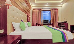 Chambre Luxe, balcon, vue ville | Coffres-forts dans les chambres, bureau