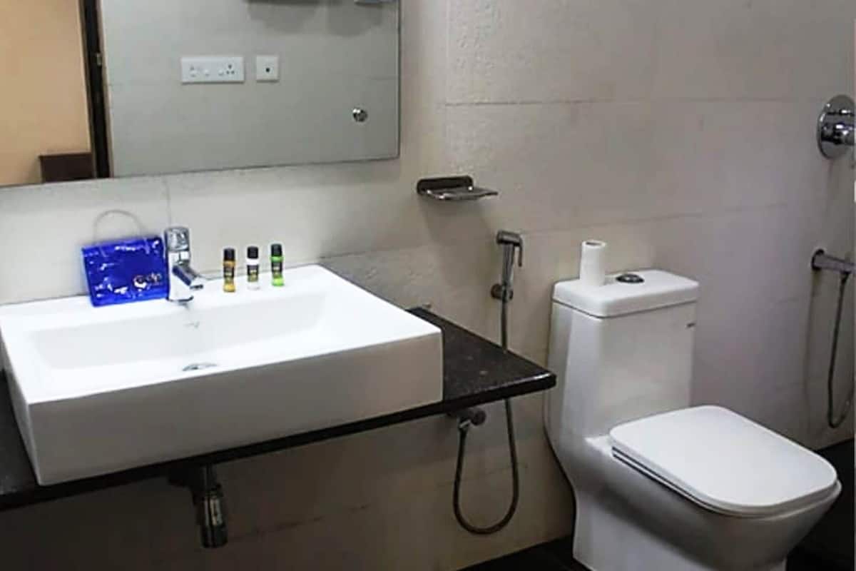 Luxury Room, Balcony, City View | Bathroom | Shower, free toiletries, slippers, towels
