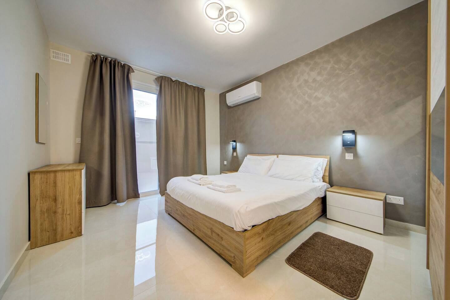 Desk, travel cot, WiFi, bed sheets