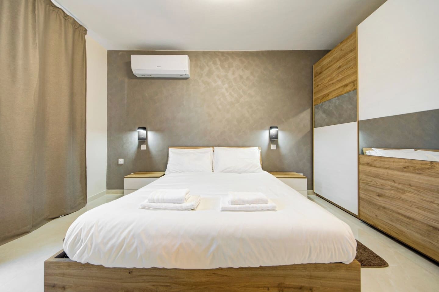 Desk, travel crib, WiFi, bed sheets