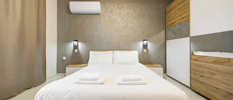 Schreibtisch, Reisekinderbett, WLAN, Bettwäsche
