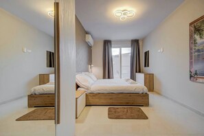 Desk, travel cot, WiFi, bed sheets - Pembroke 2BR Near Sea home |5 min Walk to Beach (Pembroke)