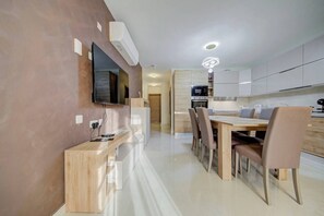 Dining - Pembroke 2BR Near Sea home |5 min Walk to Beach (Pembroke)