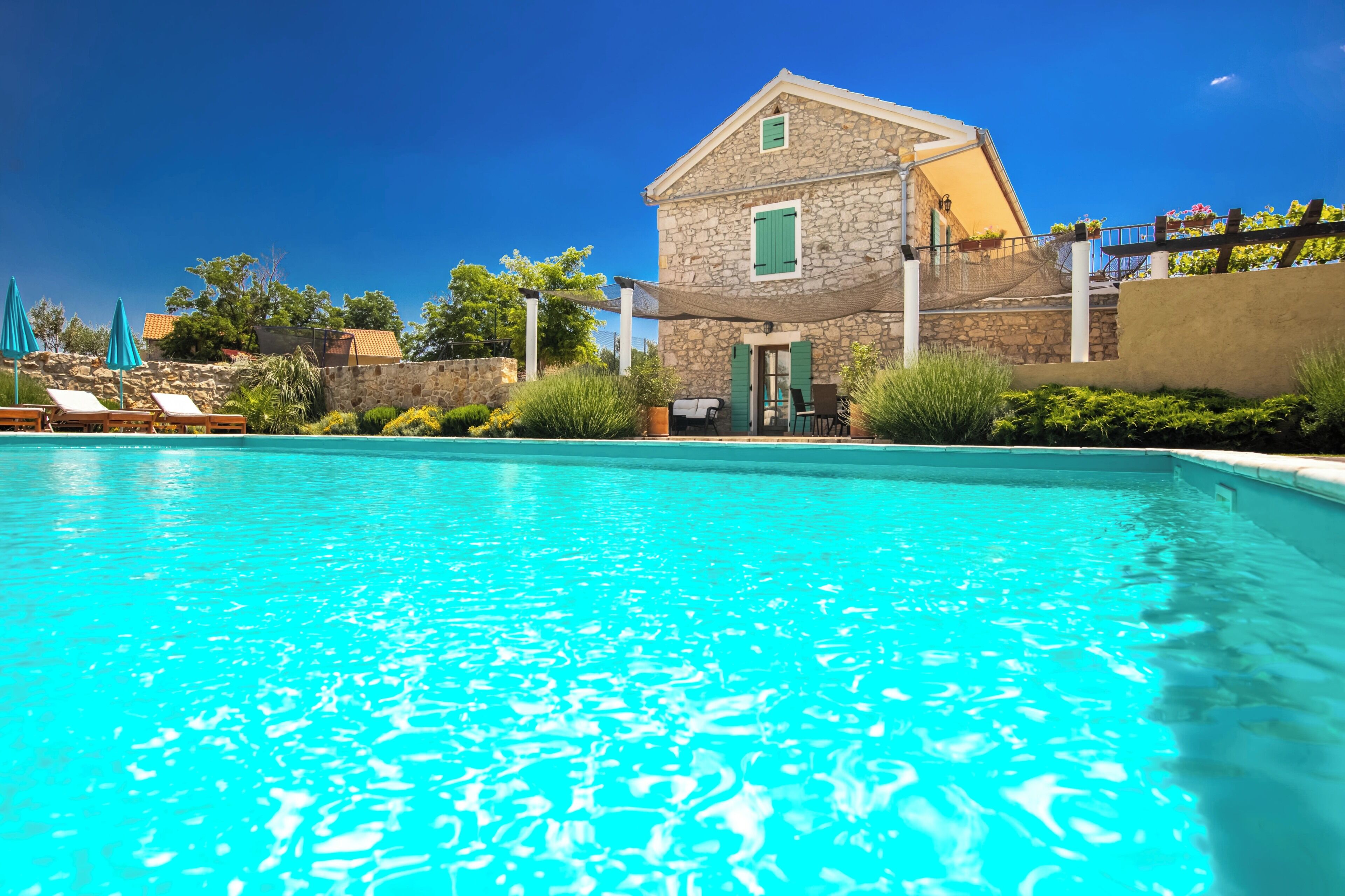 Piscina stagionale all'aperto, cabine incluse nel prezzo