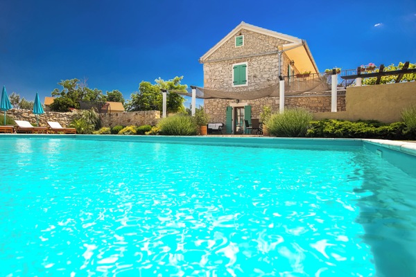 Seasonal outdoor pool, free cabanas, pool umbrellas