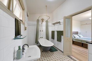 Sèche-cheveux, serviettes fournies, savon, papier toilette