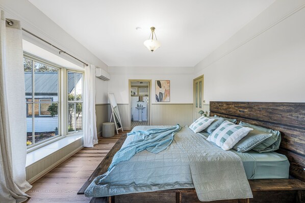 4 habitaciones, tabla de planchar con plancha, wifi y ropa de cama 