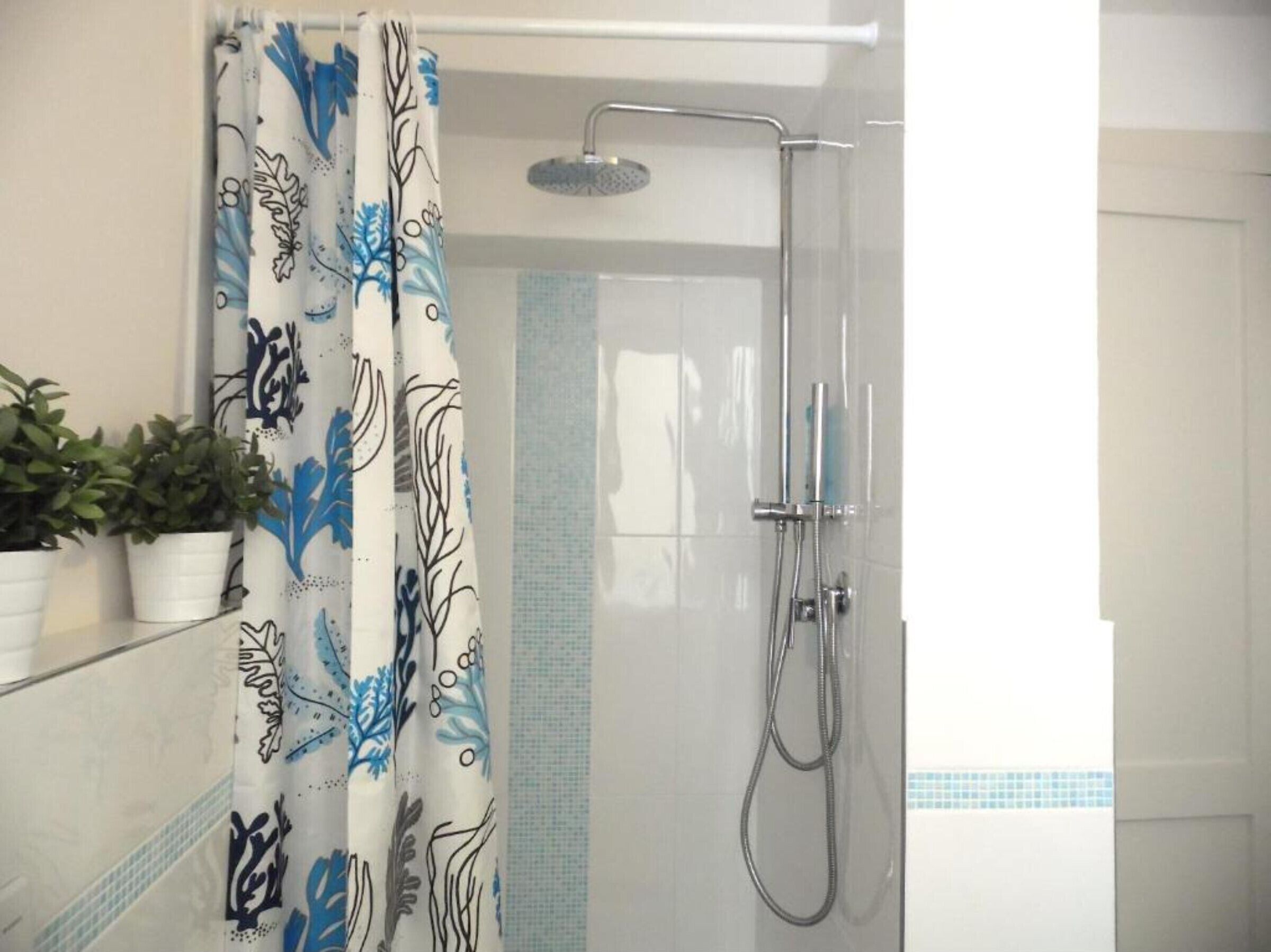 Een douche, een haardroger, handdoeken